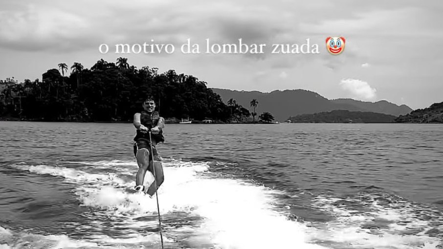 João Lucas praticando esporte na praia