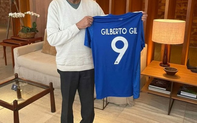 Gilberto Gil ganha camisa do Cruzeiro e declara: 'meu clube em Minas Gerais'