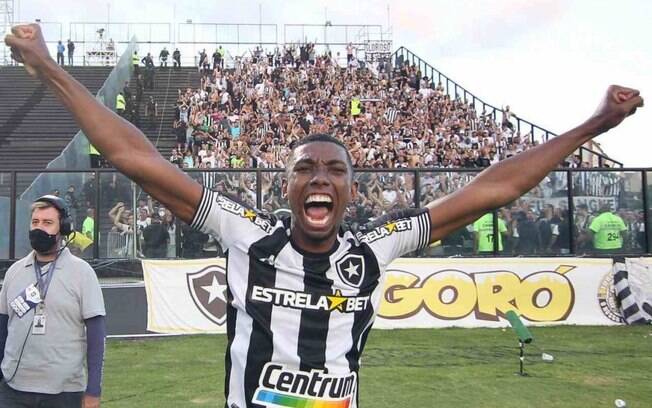 Emocionado, Kanu comemora título do Botafogo: ‘Nós merecemos demais’