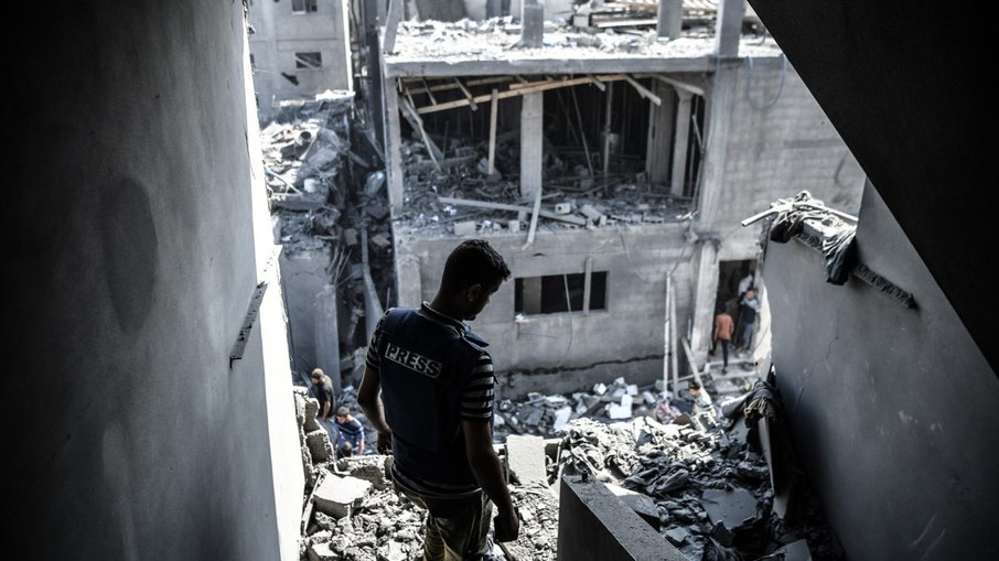 Jornalista em área destruída pela guerra