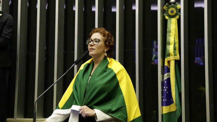 PF pede inclusão de Carla Zambelli na lista vermelha da Interpol