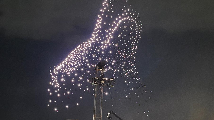 Imagem de loba ilumina o céu de Copacabana.