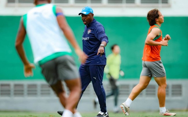Marcão observa jogadores da base do Fluminense