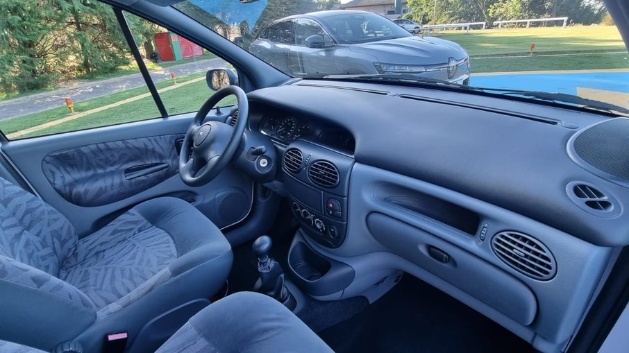 Interior em tom de cinza é característico dos Renault da época como Clio e Twingo, por exemplo