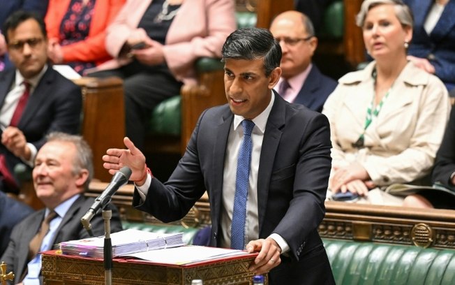 Uma fotografia divulgada pelo Parlamento do Reino Unido mostra o primeiro-ministro britânico Rishi Sunak falando durante a sessão semanal de Perguntas do Primeiro Ministro (PMQs) na Câmara dos Comuns, no centro de Londres, em 1º de maio de 2024