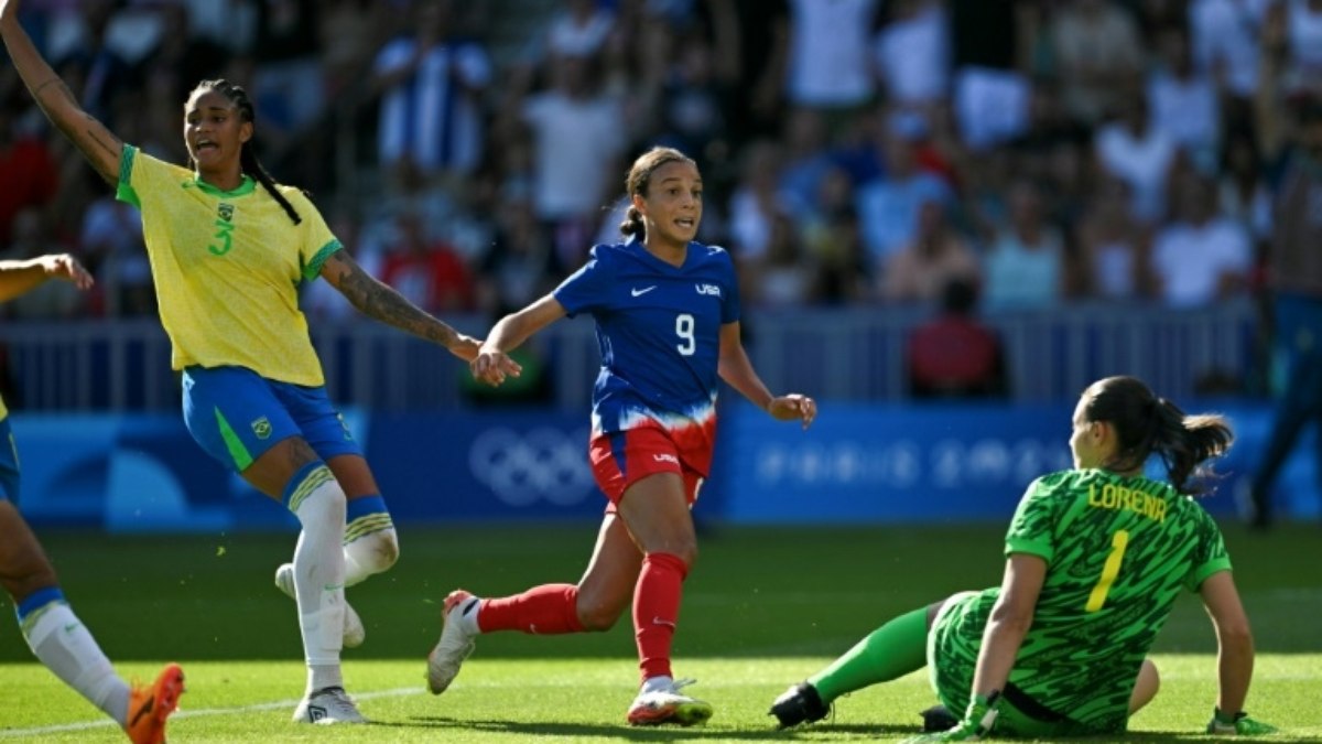 Mallory Swanson (C) marca o gol da vitória dos Estados Unidos sobre o Brasil por 1 a 0 neste sábado, na final olímpica do futebol feminino nos Jogos de Paris