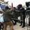 Manifestantes pró-Trump brigam com policiais. Foto: Leah Mills/Divulgação