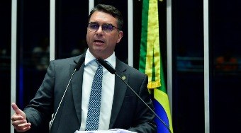 PEC das Praias gera repercussão negativa para Flávio Bolsonaro