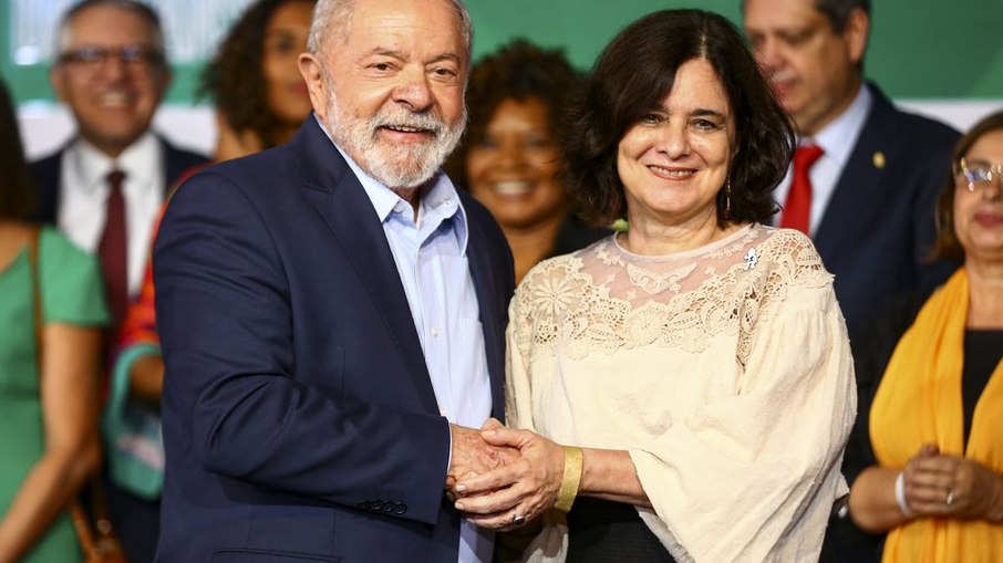 O presidente eleito, Luiz Inácio Lula da Silva, e a futura ministra da Saúde, Nisia Trindade, durante anúncio de novos ministros que comporão o governo.