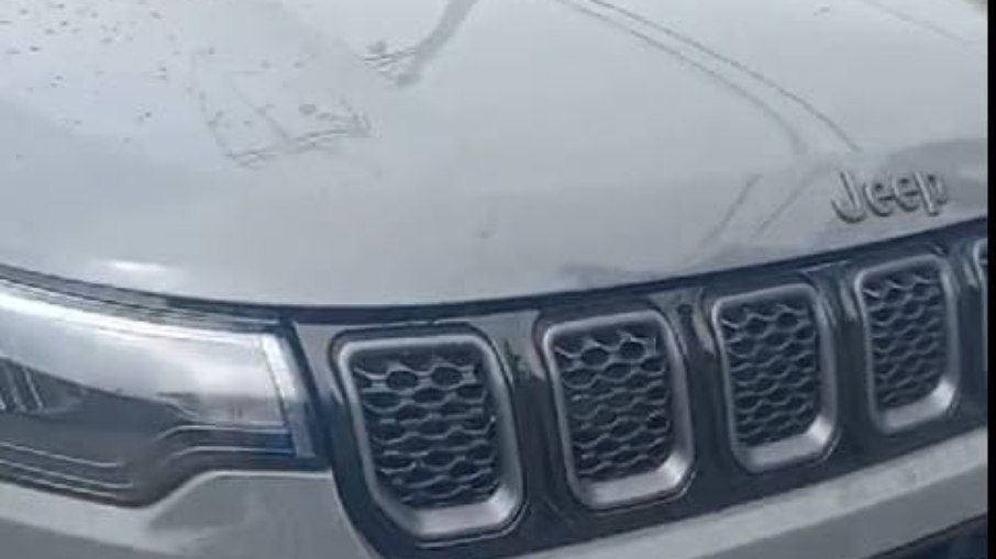 O carro, que fora abandonado, foi encaminhado ao pátio de recolhimento pelos agentes para que não seja vandalizado.