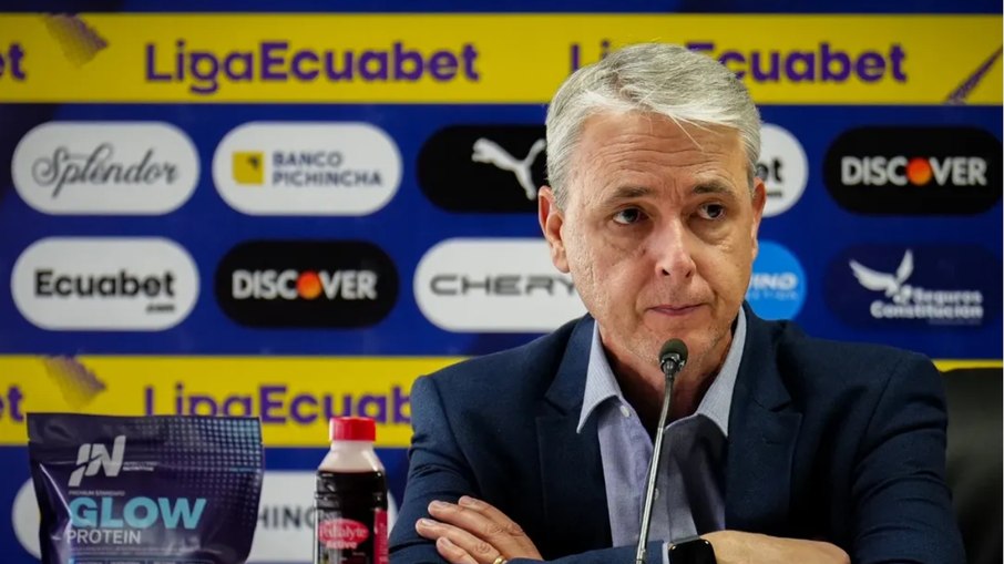 Tiago Nunes em entrevista coletiva pela LDU Tiago Nunes em entrevista coletiva pela LDU