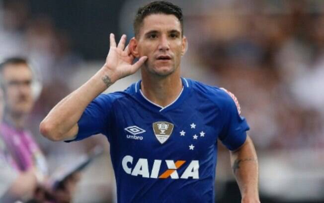 Thiago Neves, meia do Cruzeiro, causou polêmica nas redes sociais