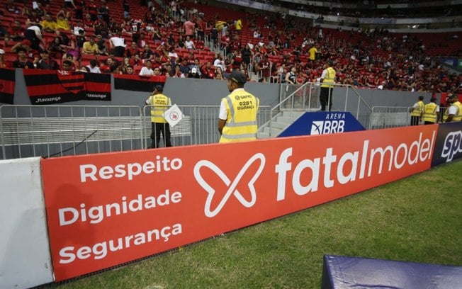 Site de acompanhantes sexuais participa de publicidade em jogo do Flamengo