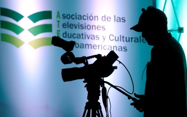 Cinegrafista no encontro de emissoras de televisão educativas e culturais da Ibero-América em Puerto Vallarta, estado de Jalisco, México, em 8 de agosto de 2024