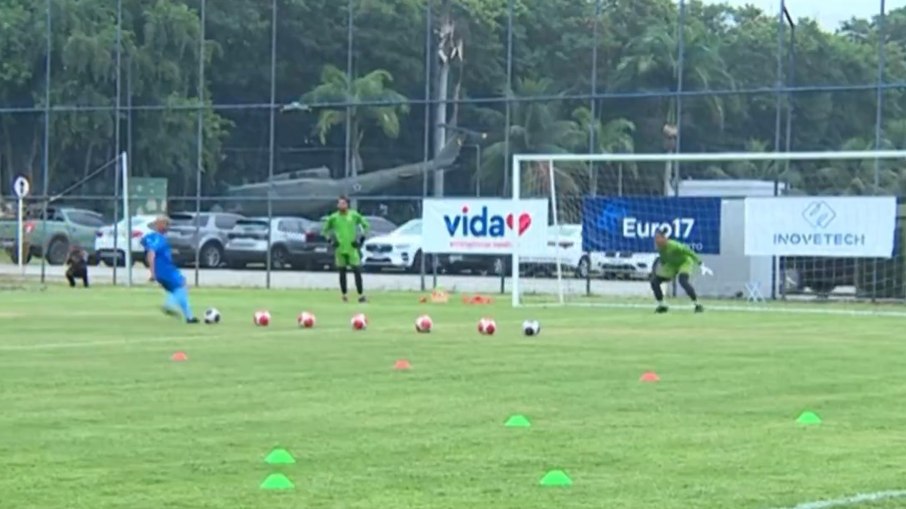 Romário treina finalizações com o América-RJ