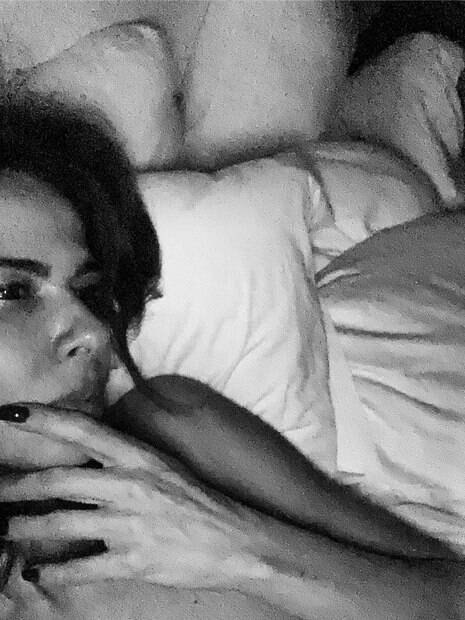 Luciana Gimenez posa nua deitada na cama e da deixa indireta em post no Instagram