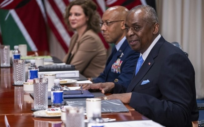 O secretário de Defesa dos Estados Unidos, Lloyd Austin (D), durante reunião com o presidente queniano William Ruto no Pentágono, perto de Washington, 24 de maio de 2024