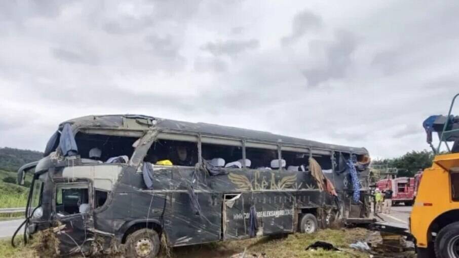 Ônibus de dupla sertaneja Conrado e Aleksandro sofre acidente na rodovia Régis Bittencourt, no interior de SP