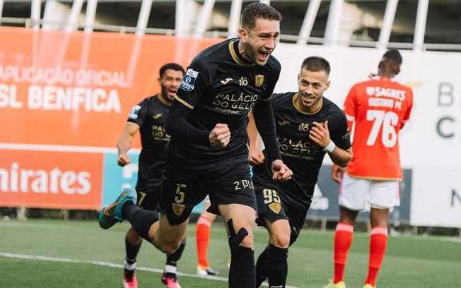 Arthur Chaves celebra seu gol sobre o Benfica B