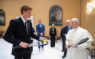 Papa Leão XIV recebe tenista Jannik Sinner e ganha duas raquetes de presente