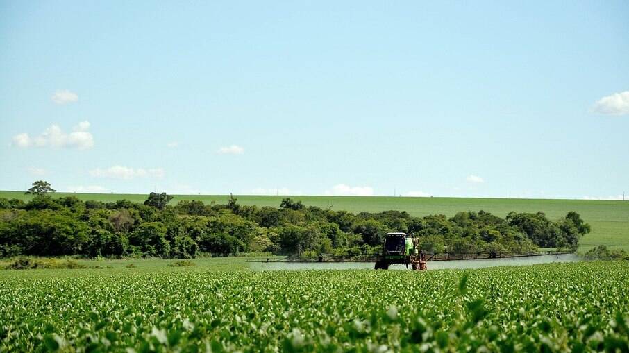 Câmara aprova projeto que flexibiliza fiscalização e uso de agrotóxicos 