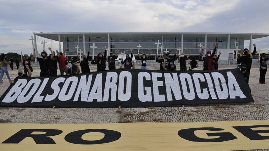  Grupo pede vacina e chama Bolsonaro de genocida