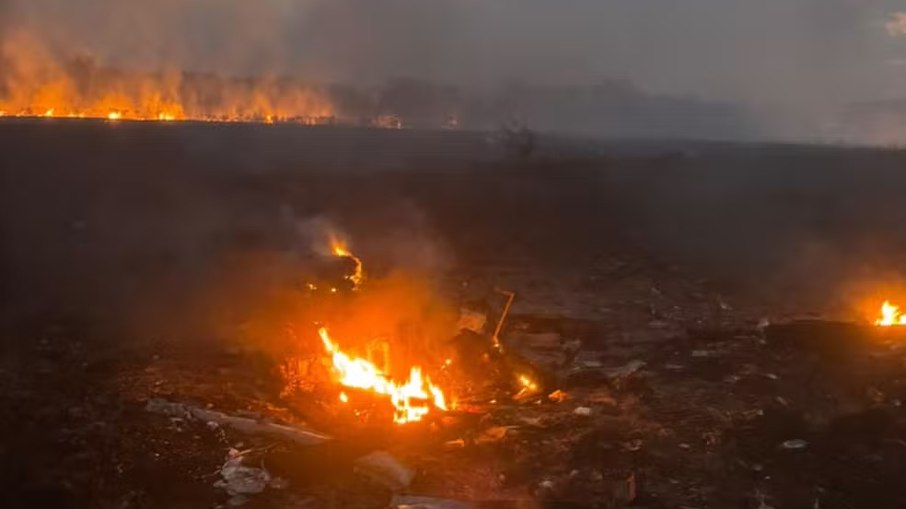 Queda de avião que deixou dois mortos provocou incêndio em pastagem em MT Queda de avião que deixou dois mortos provocou incêndio em pastagem em MT