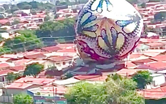 Balão monstro, verdadeira arma pronta para derrubar um avião, ou causar um incêndio de grandes proporções, cai em Campinas, interior de São Paulo. PMA prendeu 6 pessoas.