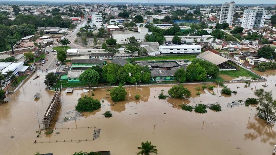 Rio Acre transborda com as chuvas e atinge milhares de famílias