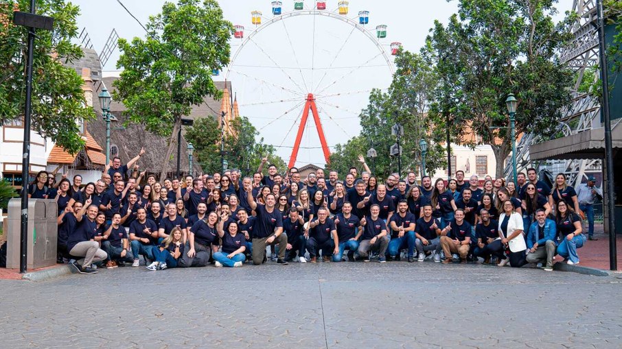 Colaboradores do Santander participaram de evento corporativo no Hopi Hari e saíram 