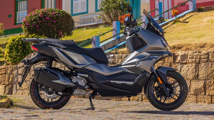 Dafra ADXTG 300 chega ao Brasil por R$ 32.990 com proposta aventureira e motor de 26 cv.