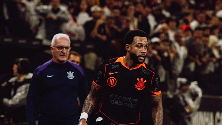 Memphis celebra fim de jejum: "Sempre quero marcar"