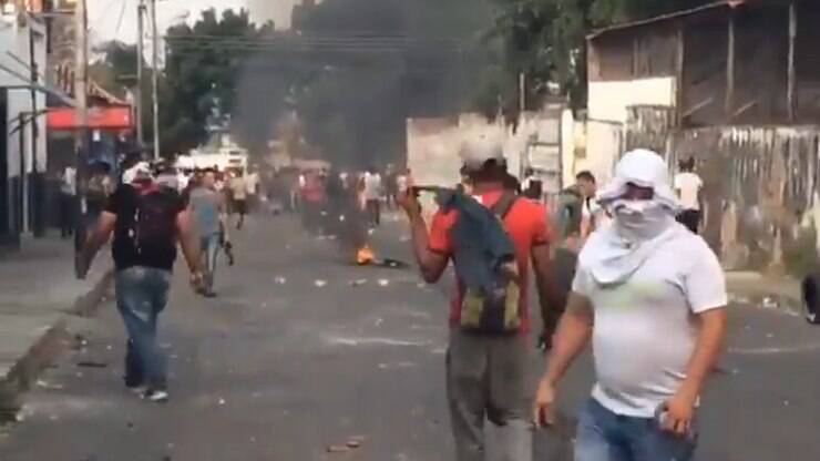 Militares venezuelanos jogam bombas em manifestantes na fronteira