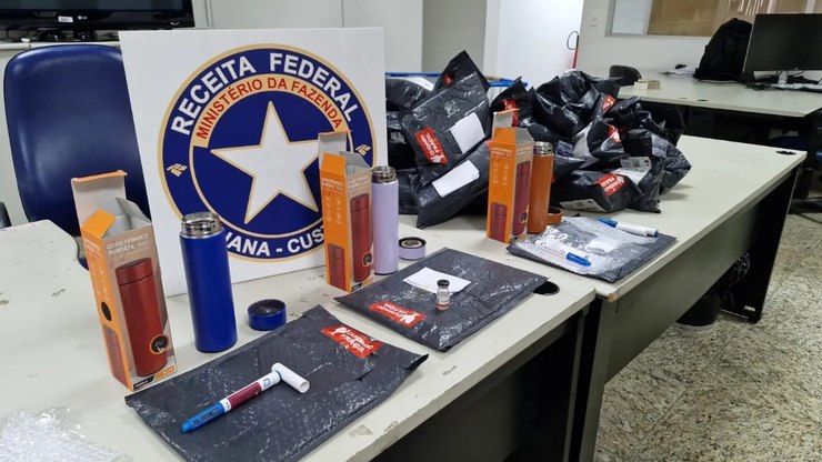 Mounjaro escondido em copos térmicos é apreendido pela Receita