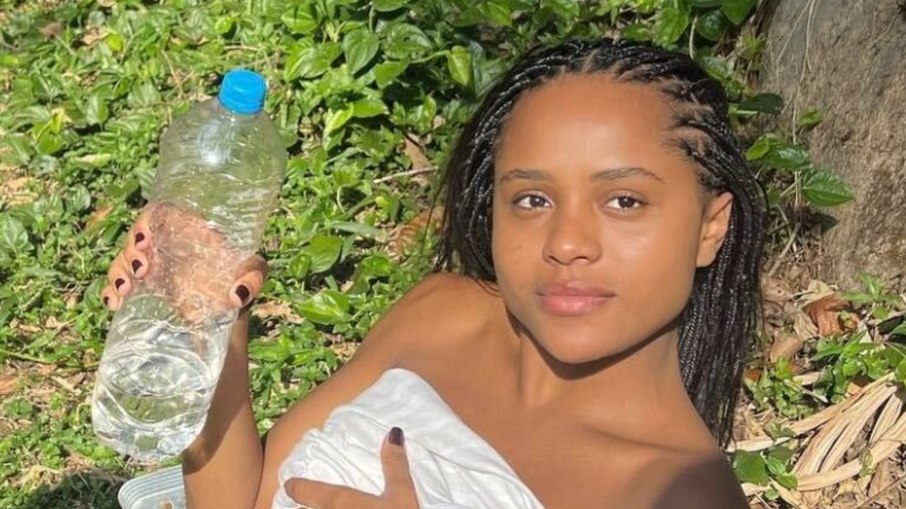 Duda Santos, a Maria Santa de Renascer, posa de topless na natureza