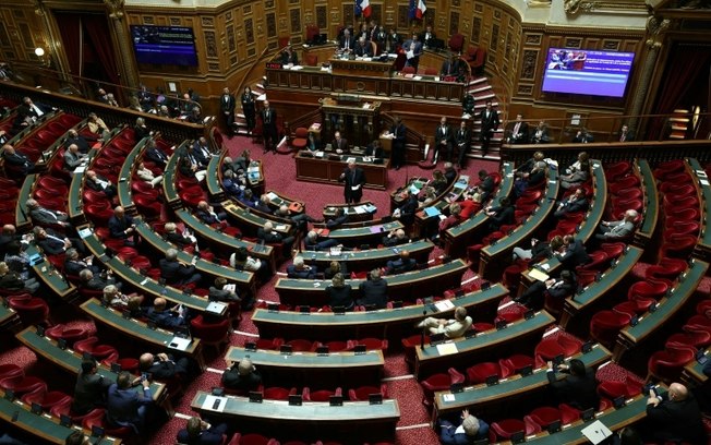 O primeiro-ministro francês, Michel Barnier, discursa no Senado em 2 de outubro de 2024 em Paris