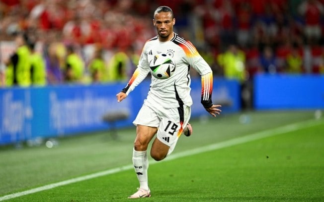 Leroy Sané em campo durante a vitória da Alemanha sobre a Dinamarca nas oitavas de final da Euro