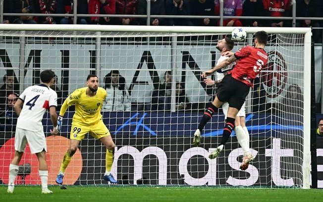 Momento do gol marcado por Olivier Giroud na vitória do Milan sobre o PSG - Foto: Gabriel Bouys/Getty Images