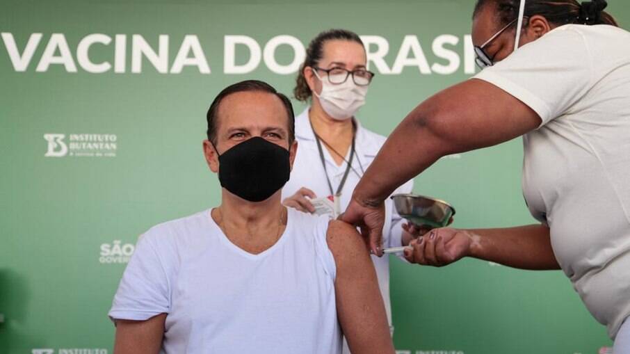 Doria sendo vacinado