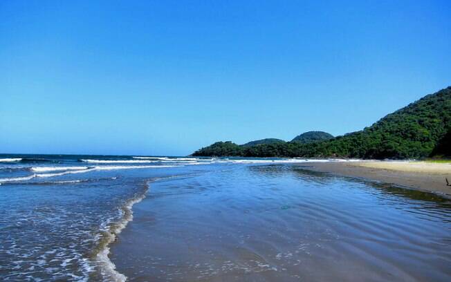 A Praia do Guaraú, em Peruíbe, faz parte das praias de São Paulo que vale a pena conhecer durante um feriado de três dias