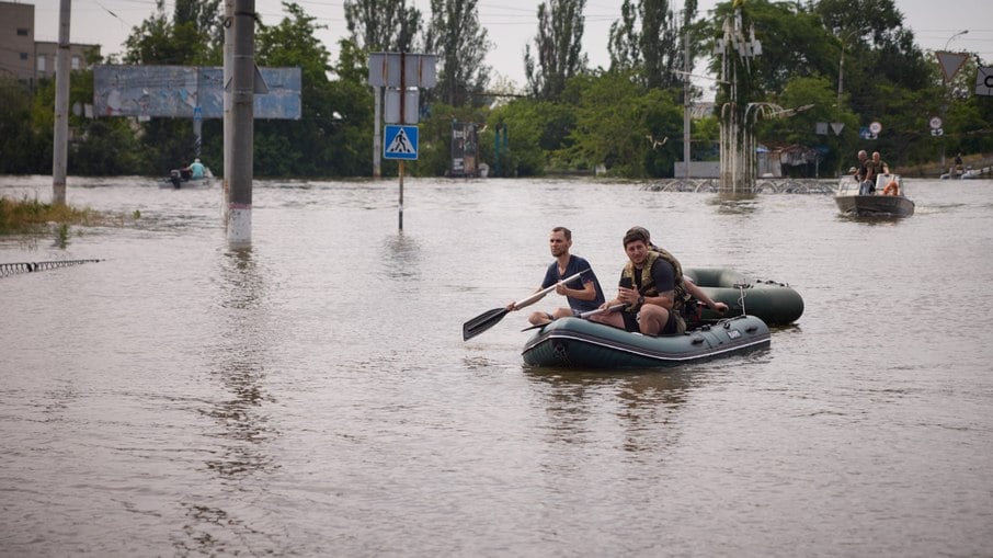 Inundações causadas pela explosão da usina hidrelétrica de Kakhovka na região de Kherson
