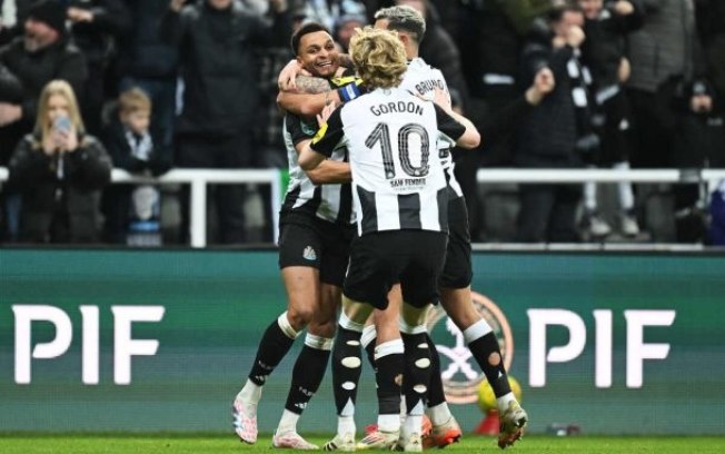 Jogadores do Newcastle comemoram o gol marcado por Jacob Murphy