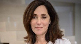 Renata Fan se emociona ao falar da morte do pai ao vivo