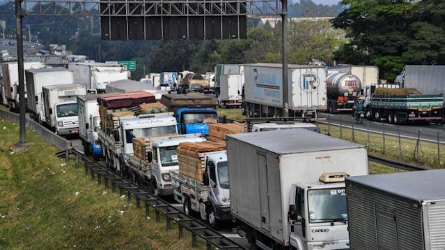 Caminhões em bloqueio em São Paulo