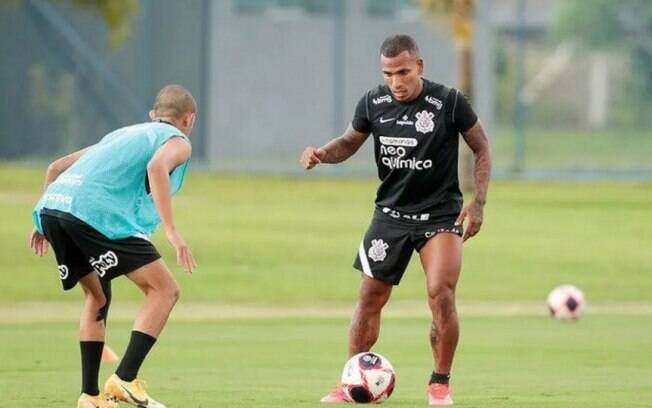 Corinthians estreia novo uniforme de treino