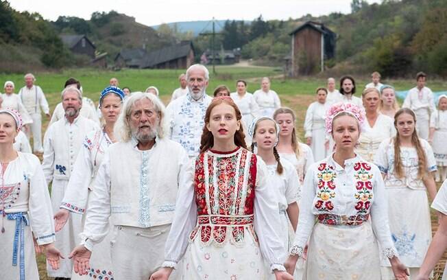 Residentes de um vilarejo remoto na Suécia praticam estranhos e antigos rituais pagãos