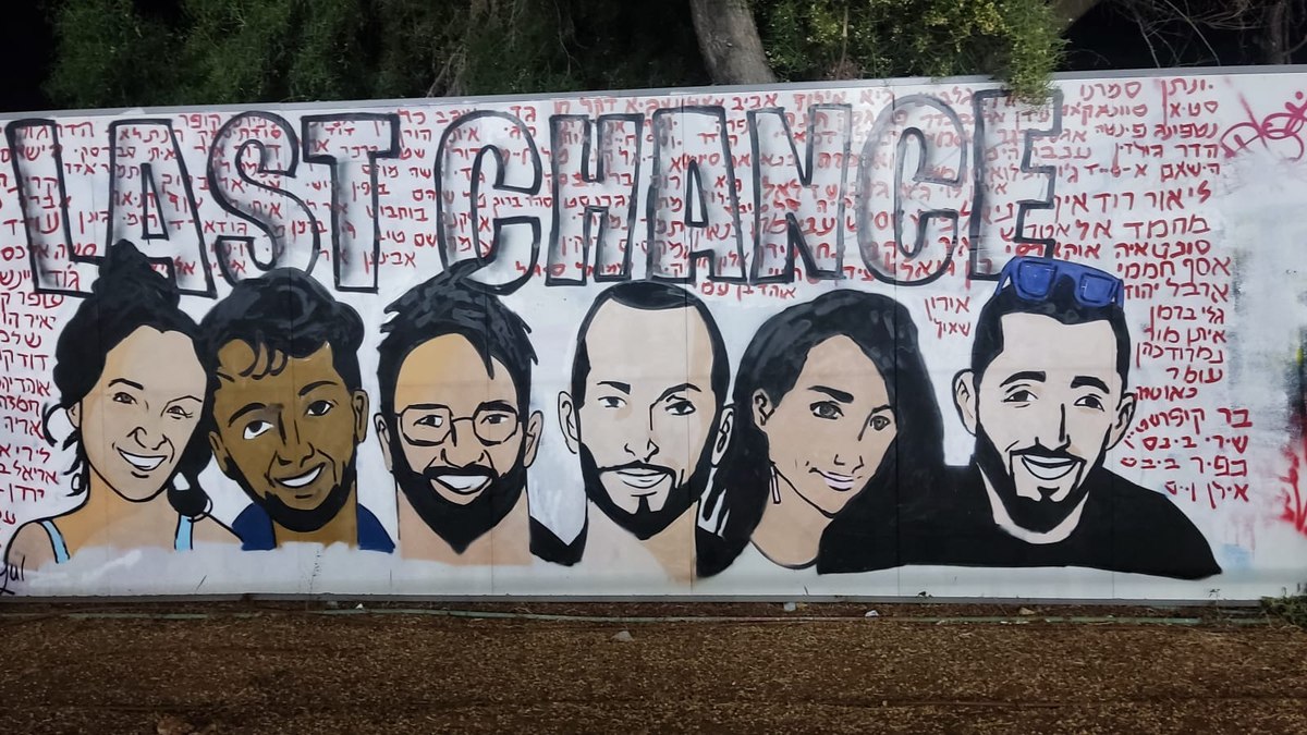 Mural pintado no sul de Tel Aviv com a imagem dos seis reféns mortos e as palavras “última chance”