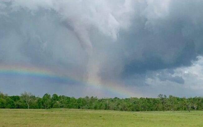 Um morador de Lake Durant (Oklahoma, EUA) registrou um momento raro: um tornado atravessando um arco-íris na cidade rural