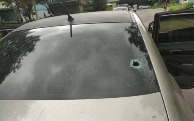 O carro em que estava a família foi atingido por tiros