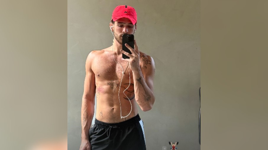 João Guilherme posa sem camisa e exibe físico definido no espelho João Guilherme posa sem camisa e exibe físico definido no espelho